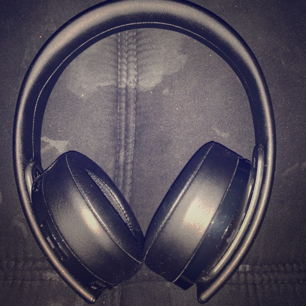 Wireless Bluetooth headphones